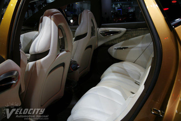 2013 Nissan Resonance Interior