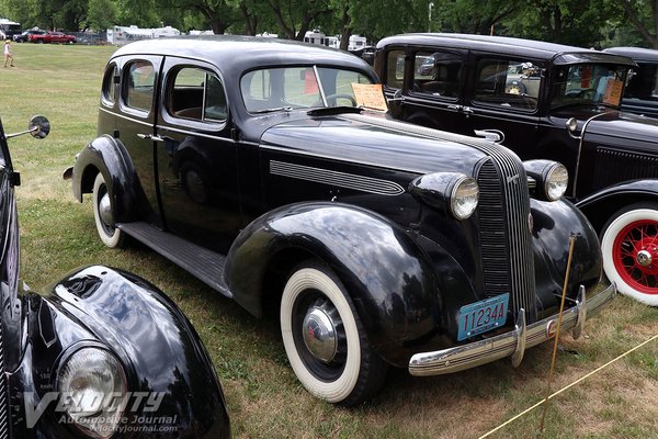 1936 Pontiac Deluxe 6 Touring Sedan