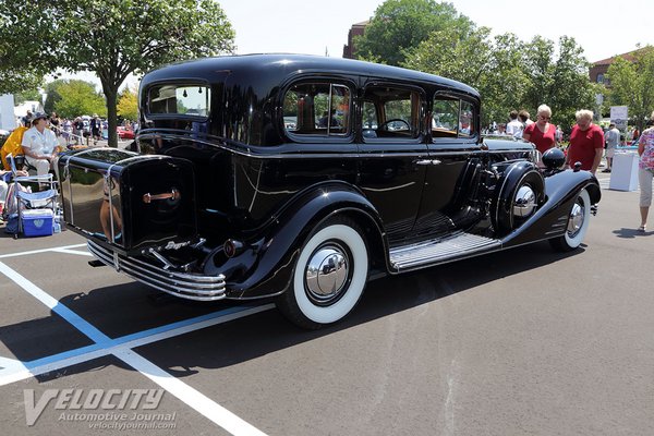 1933 Cadillac 452-C sedan