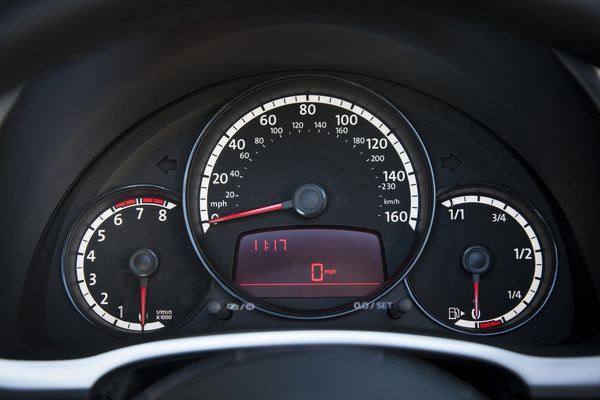 2013 Volkswagen Beetle Convertible Instrumentation