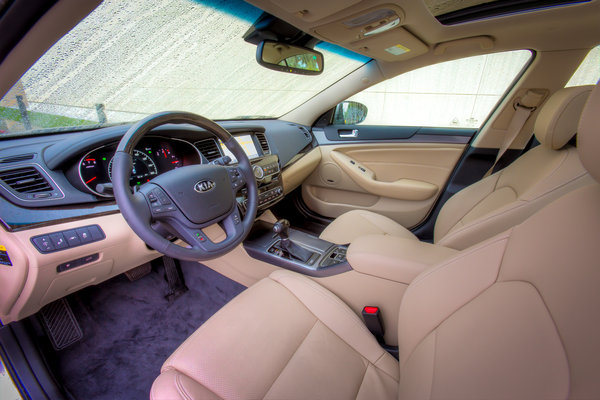 2014 Kia Cadenza Interior