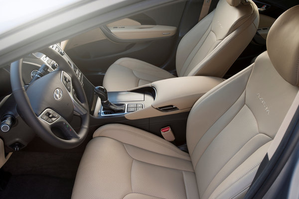 2016 Hyundai Azera Interior