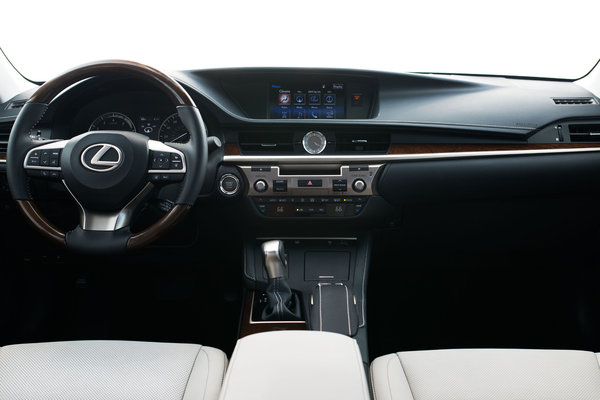 2016 Lexus ES Interior