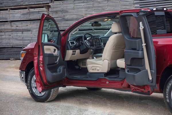 2017 Nissan Titan King Cab Interior