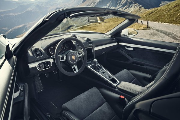 2020 Porsche 718 Spyder Interior