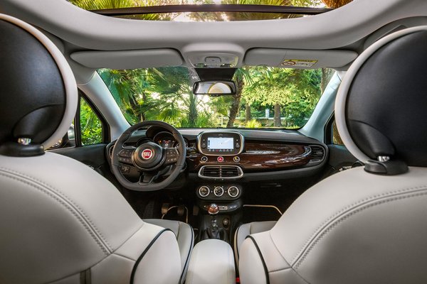 2022 Fiat 500X Yacht Club Capri special edition Interior